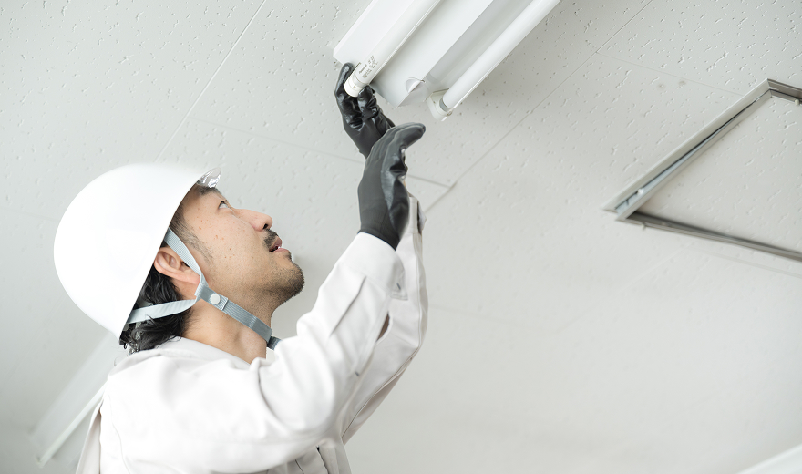 オフィス用エアコンを取り付ける様子