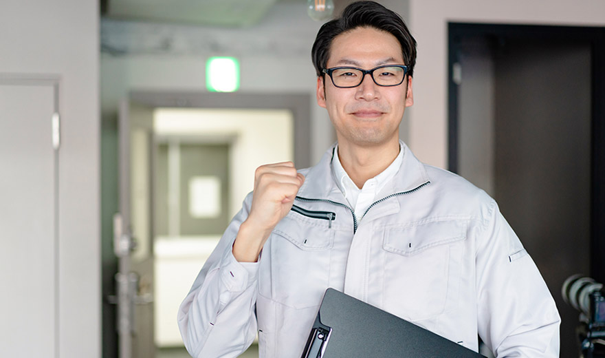 LEDエキスパートがガッツポーズをしている写真