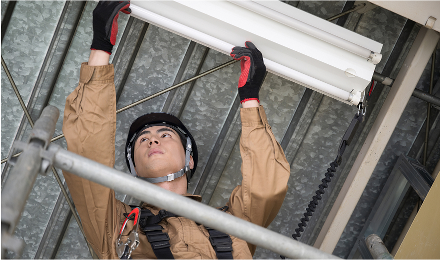 LED照明を取り付ける様子